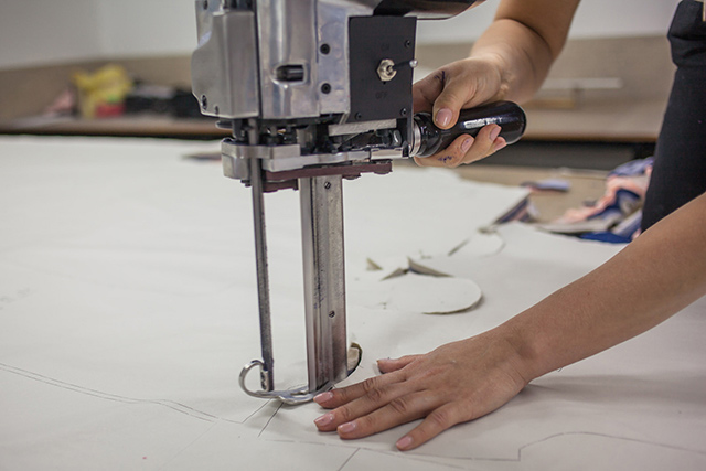 Процесс выкройки изделий на производстве женской одежды "Аржен"