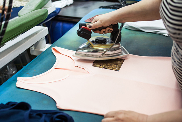 Процесс утюжки одежды на производстве "Аржен"