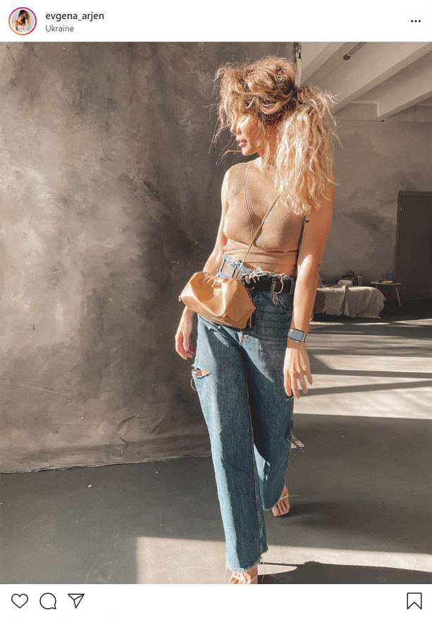 Модные образы весна 2021 - топ Аржен с завязками и джинсы