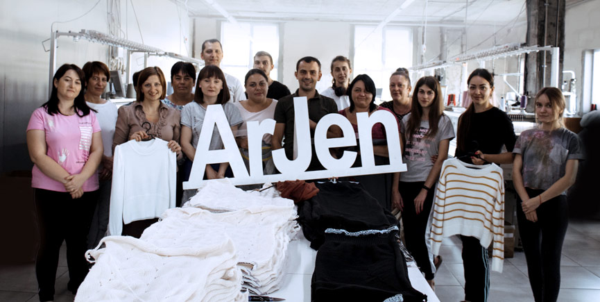 Коллектив на фабрике производителя модной вязаной одежды Аржен - фото