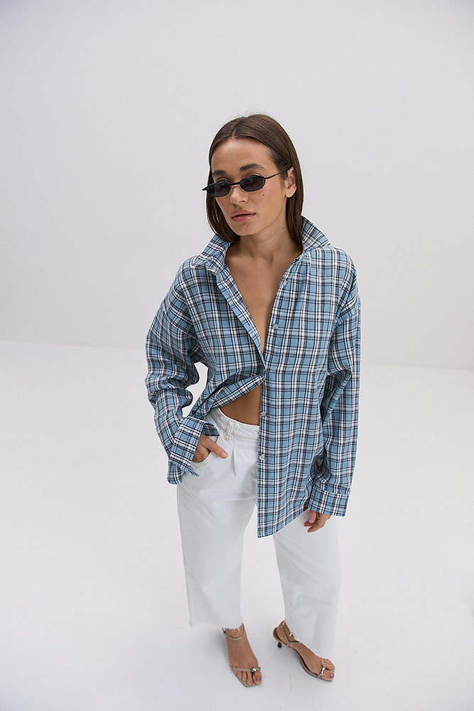 Купить голубую женскую рубашку в клетку - фото