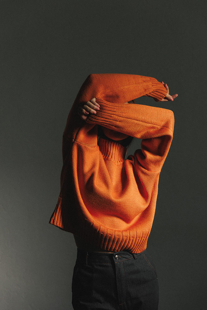 Купить оранжевый женский вязаный свитер  - фото