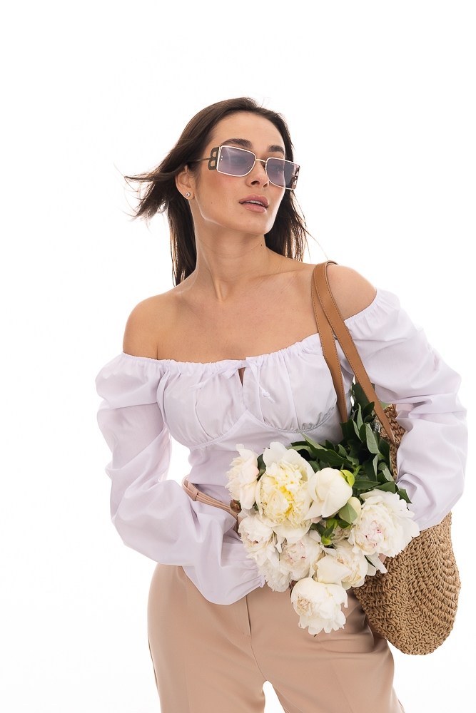 Купить белую блузку с открытыми плечами - фото